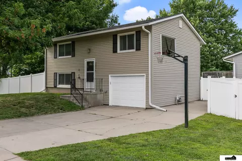 2020 Essex Rd, Lincoln, NE 68512