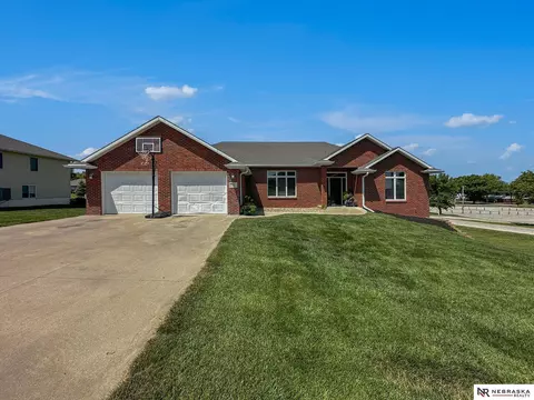 611 Scout Ridge Cir, Adams, NE 68301