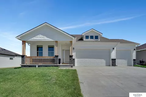 230 Kristi Ln, Hickman, NE 68372