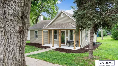 346 N Grandview Ave, Papillion, NE 68046