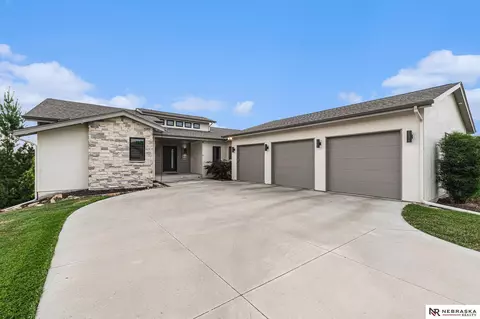 17405 Timberline Cir, Bennington, NE 68007