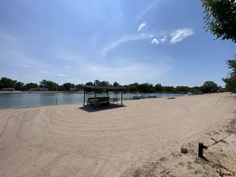 22 Jarecki Lake Lk, Columbus, NE 68601