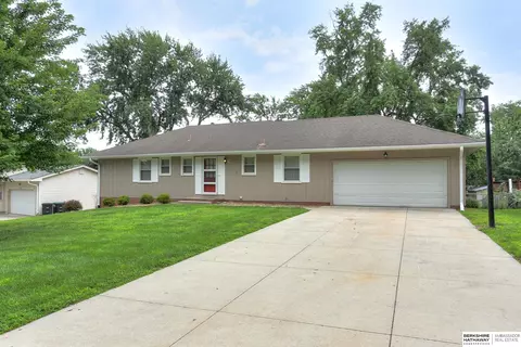 9915 Emmet St, Omaha, NE 68134