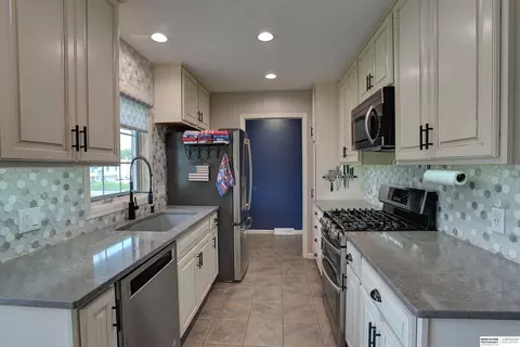 690 Elm St, Springfield, NE 68059 photo 4