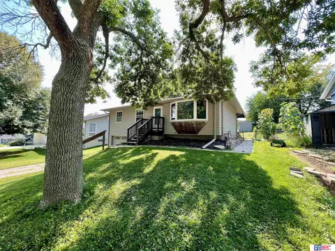 5006 N 93rd St, Omaha, NE 68134