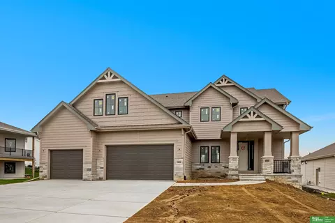 19058 Camelback Cir, Omaha, NE 68136