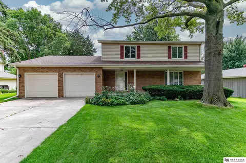 2220 Devonshire Dr, Lincoln, NE 68506