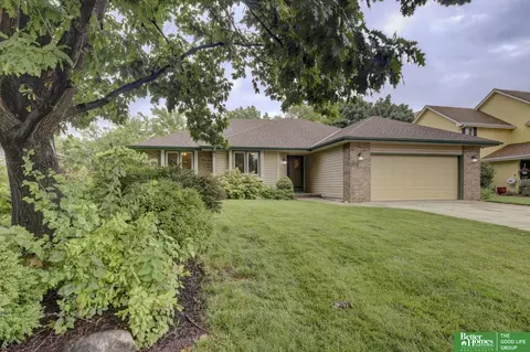 1006 Hickory Hill Rd, Papillion, NE 68046