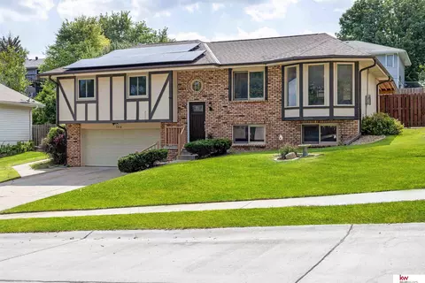 7414 S 47th St, Omaha, NE 68157