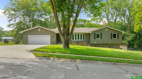 6044 Bridle Path, Omaha, NE 68152