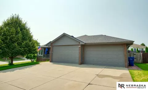 19501 Wirt St, Elkhorn, NE 68022