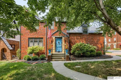 2720 Country Club Ave, Omaha, NE 68104