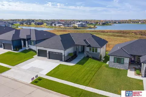 915 N 104th St, Lincoln, NE 68527