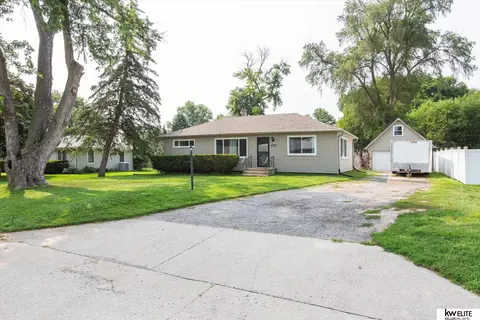 8607 Nicholas St, Omaha, NE 68114