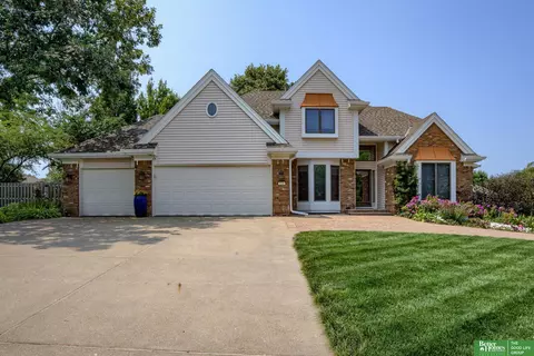 504 Kent Dr, Papillion, NE 68046