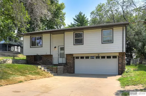 5009 S 49th St, Omaha, NE 68117