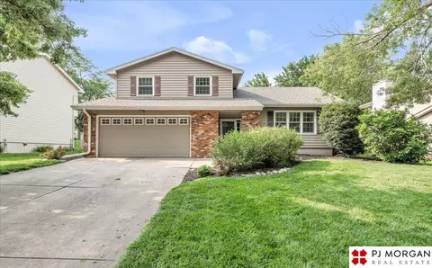 909 Crest Rd, Papillion, NE 68046