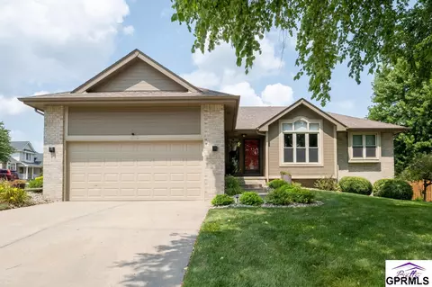 1802 Franklin Dr, Papillion, NE 68133