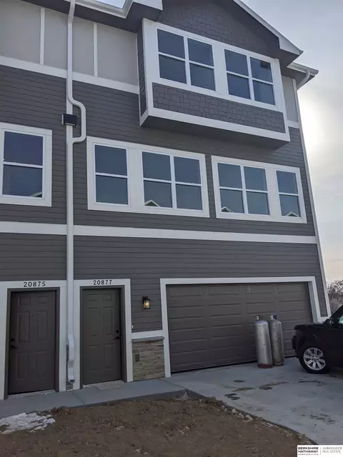 20877 T Ct, Elkhorn, NE 68022