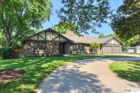 2506 Royal Wood Dr, Omaha, NE 68144