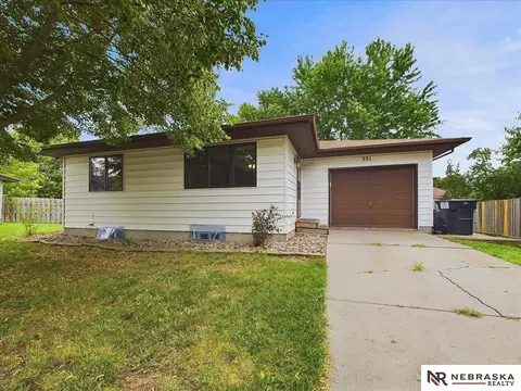 221 Manatt Ct, Lincoln, NE 68521