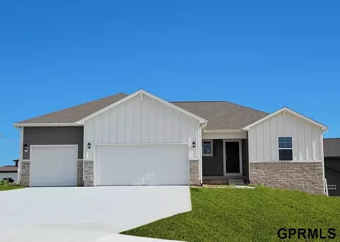 6418 Harvest Dr, Papillion, NE 68157