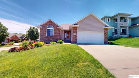 4719 Ponderosa Dr, Papillion, NE 68133