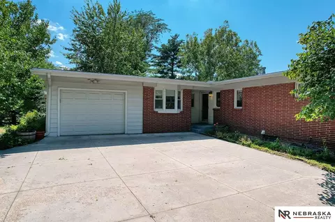 923 Moraine Dr, Lincoln, NE 68510
