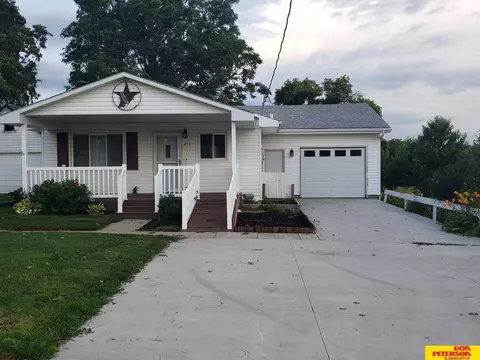 211 E Canfield St, Coleridge, NE 68727