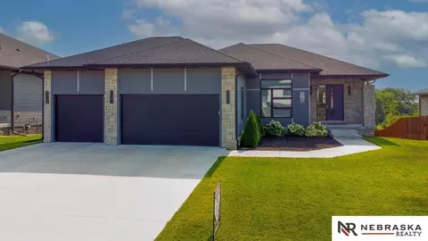 5908 Opus Dr, Lincoln, NE 68526