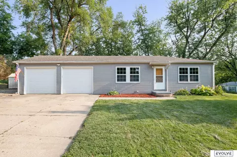 3911 High Meadows Ln, Bellevue, NE 68147