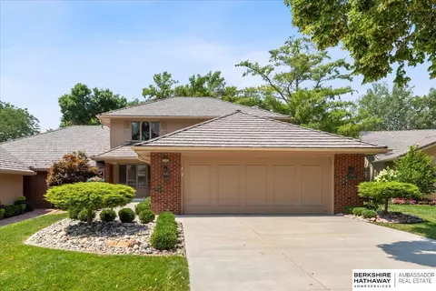 10064 Fieldcrest Dr, Omaha, NE 68114