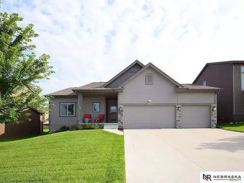 18812 Rosewood St, Omaha, NE 68136