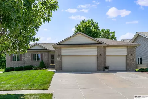 7963 Yellow Knife Dr, Lincoln, NE 68505