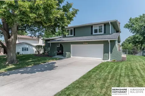 816 Crest Dr, Papillion, NE 68046
