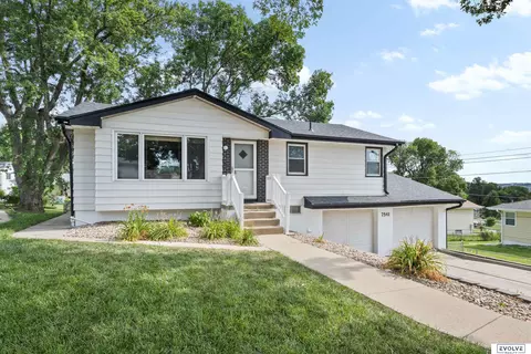 7541 Sawtooth Cir, Omaha, NE 68157