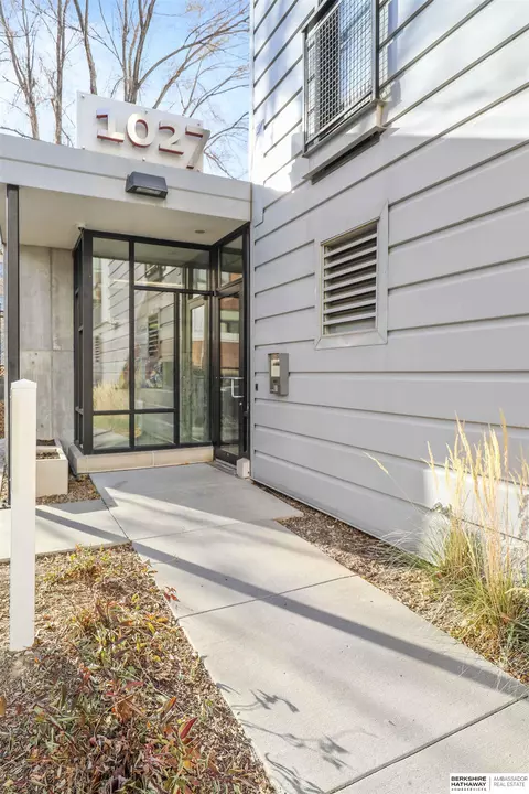 1027 Marcy Plz #302, Omaha, NE 68108