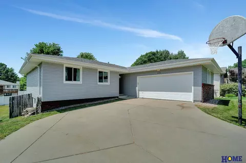 6121 S 43rd St, Lincoln, NE 68516