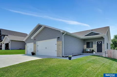 7833 Renatta Dr, Lincoln, NE 68516