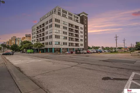 3000 Farnam St #8D, Omaha, NE 68131