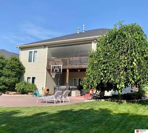 8100 Katrina Ln, Lincoln, NE 68512