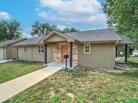 6704 S 13 St, Omaha, NE 68107