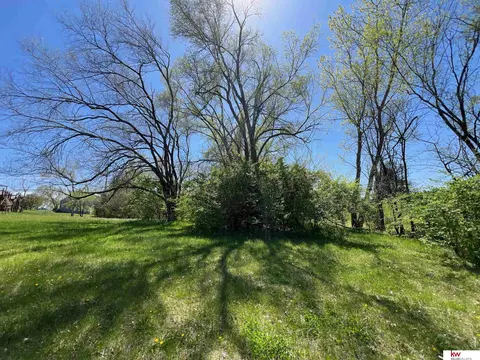 1817 Beaver Lake Blvd, Plattsmouth, NE 68048