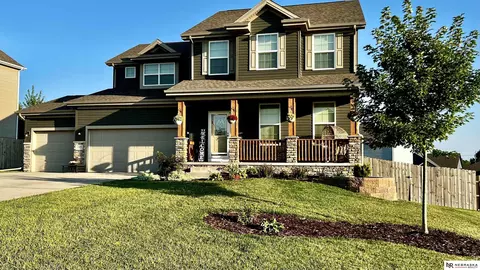 11927 Ashwood Dr, Bennington, NE 68007