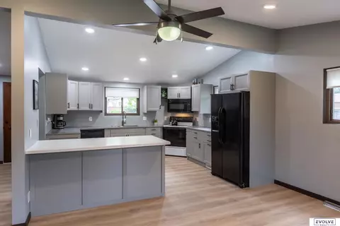 8509 Grand Ave, Omaha, NE 68134