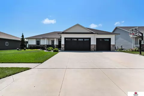 239 Briarwood Ln, Seward, NE 68434