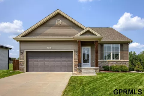 318 Fairway Cir, Plattsmouth, NE 68048