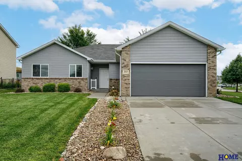 8801 Prairie Village Dr, Lincoln, NE 68507