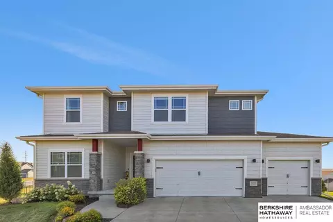 11036 Cove Hollow Cir, Papillion, NE 68046
