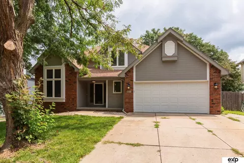 805 Auburn Ln, Papillion, NE 68046